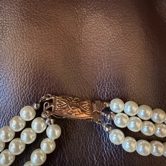Vintage women’s faux pearls and rhinestones with easy on/off clasp. - Picture 3 of 5